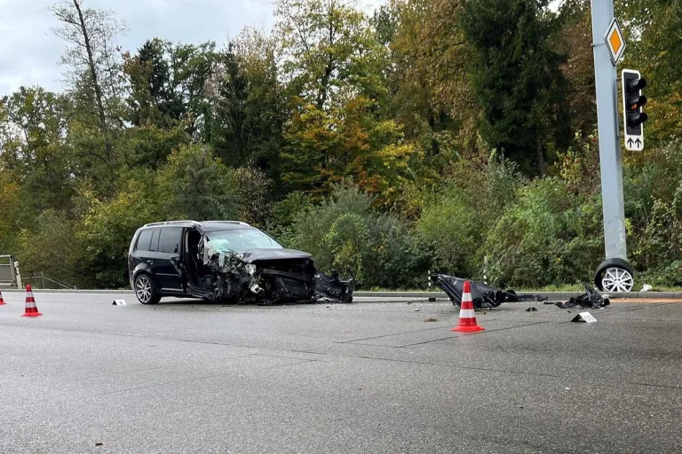 Rümlang ZH - Autofahrer verletzt sich bei Unfall schwer