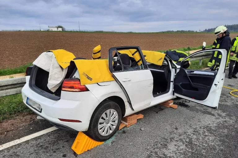 Konstanz – Person nach Unfall im Fahrzeug eingeschlossen