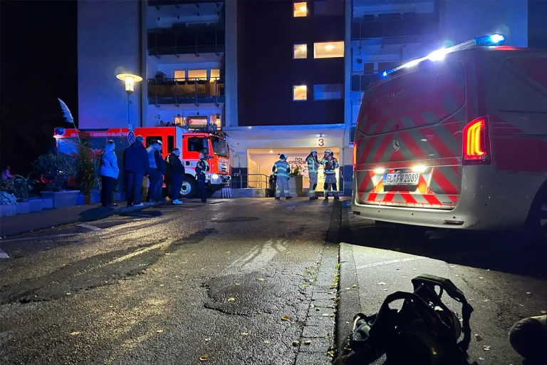 Bergisch Gladbach NW – Ein Schwerverletzter nach Verpuffung in Wohnung
