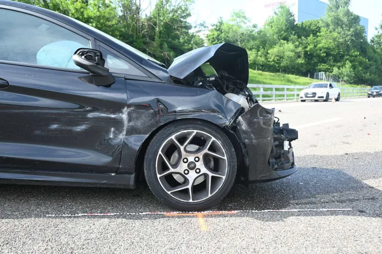 Unfall in St.Gallen – Reisecar und Auto kollidieren auf A1 – Lenker fahrunfähig