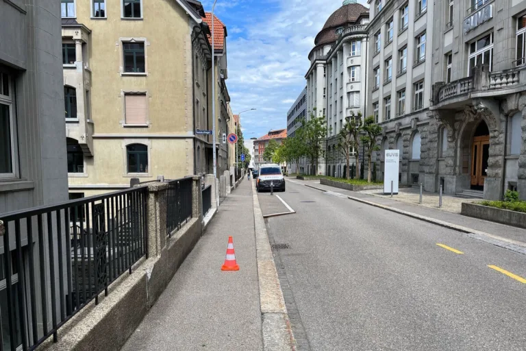 St.Gallen - Mann entreisst Frau Halskette