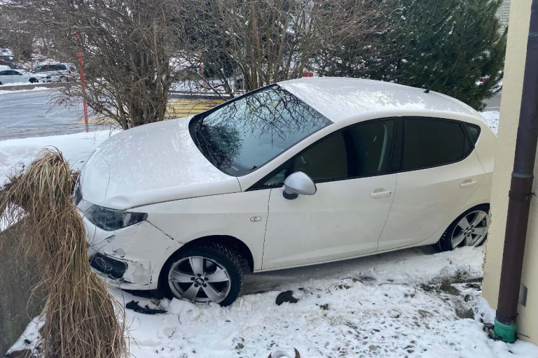Menzingen ZG – Junglenker kracht mit Auto in Hauswand