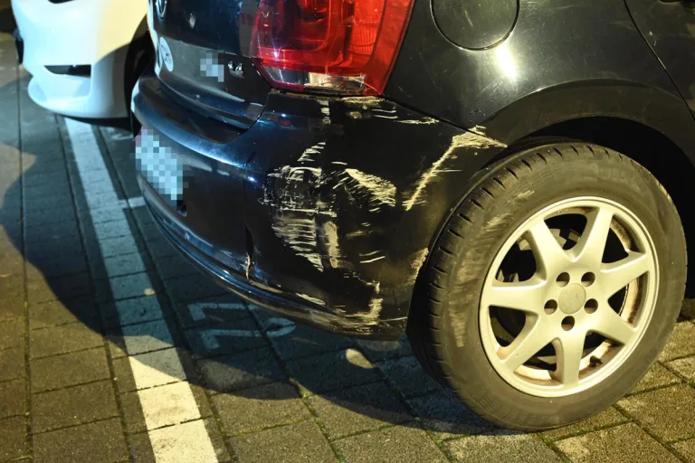 Flums SG - Fahrunfähig gegen ein parkiertes Auto geprallt