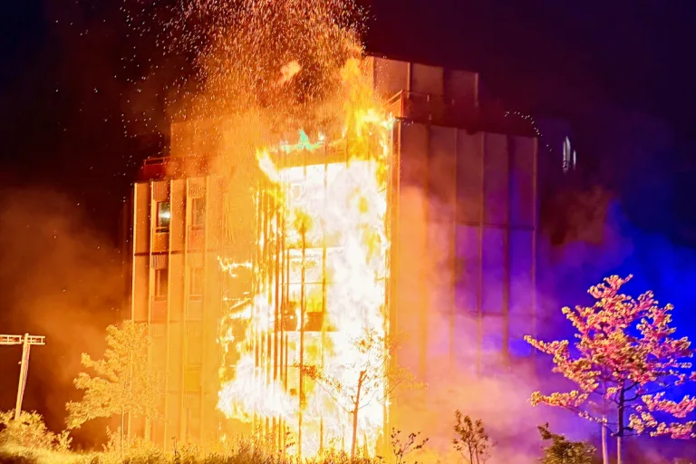 Zürich Affoltern – Feuerwehr bekämpft Brand in Mehrfamilienhaus