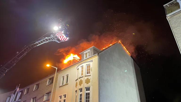 Oberhausen – Parallele Brandereignisse beschäftigen Feuerwehr in den frühen Morgenstunden