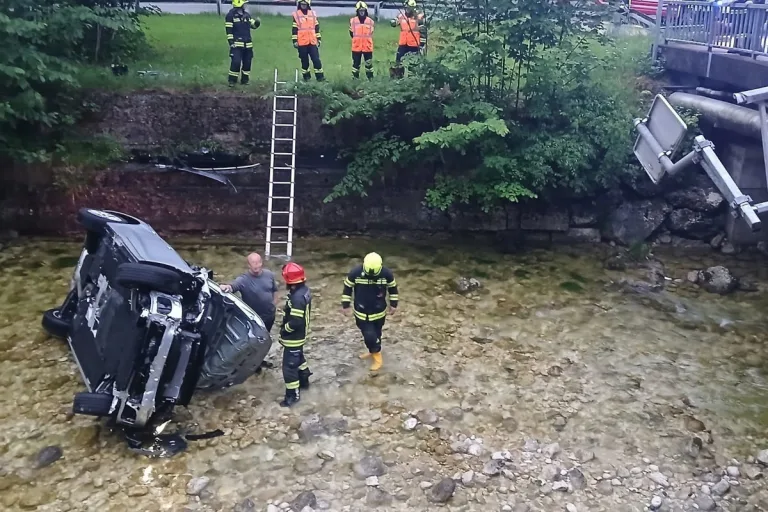 Unfall in Gosau – Auto stürzt in den Gosaubach