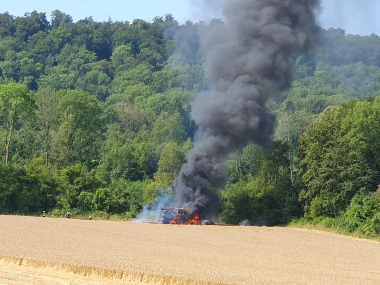Bad Gandersheim – Mähdrescher gerät auf Feld in Vollbrand