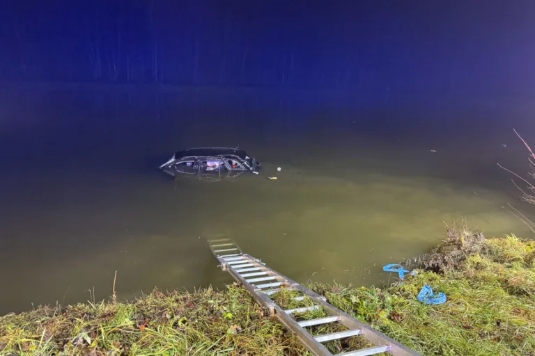 Gleinstätten – Pkw stürzt bei Unfall in Fischteich