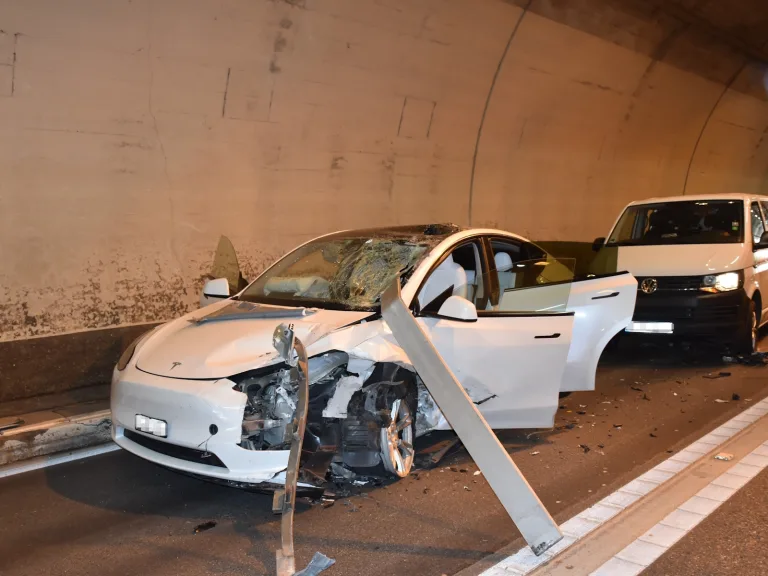 Bonaduz GR - Lastwagen verliert Anhänger im Tunnel