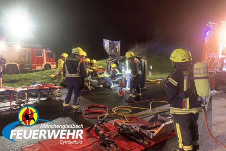 Mönchengladbach-Hardt - Schwerer Verkehrsunfall auf der Hardter Landstraße