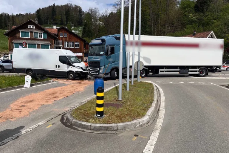 Ebnat-Kappel SG - Sattelmotorfahrzeug mit Lieferwagen kollidiert