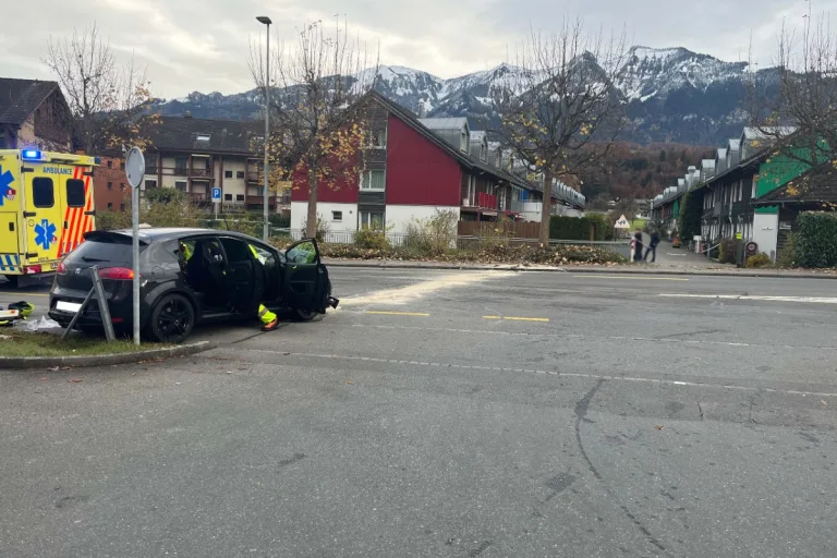 Sarnen OW - Grosse Schäden nach Unfällen - zwei Personen verletzt