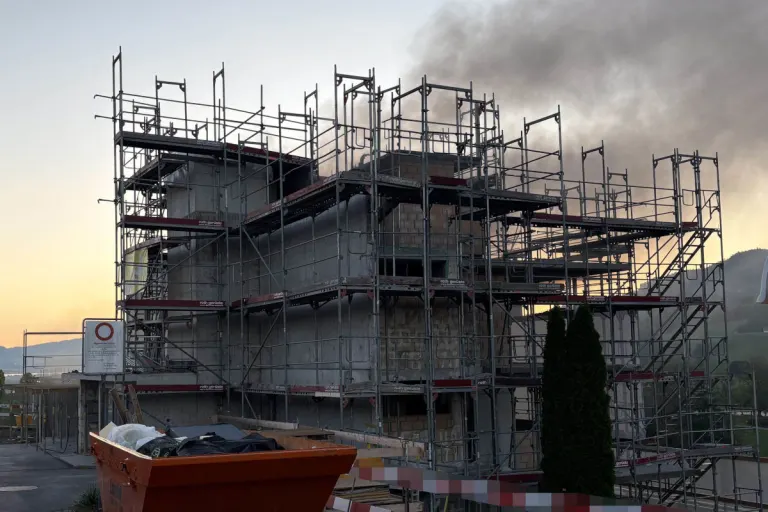 Wollerau SZ – Technischer Defekt löst Brand auf Baustelle aus