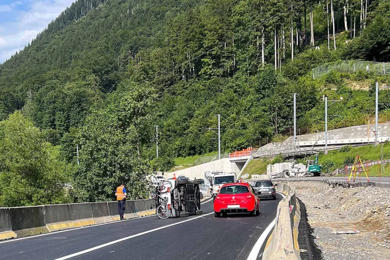 Bürglen OW - Auto bei Unfall zur Seite gekippt