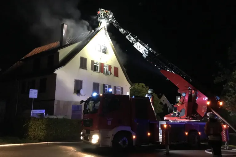 Egenhausen – Feuerwehr rettet sieben Menschen aus brennendem Wohnhaus
