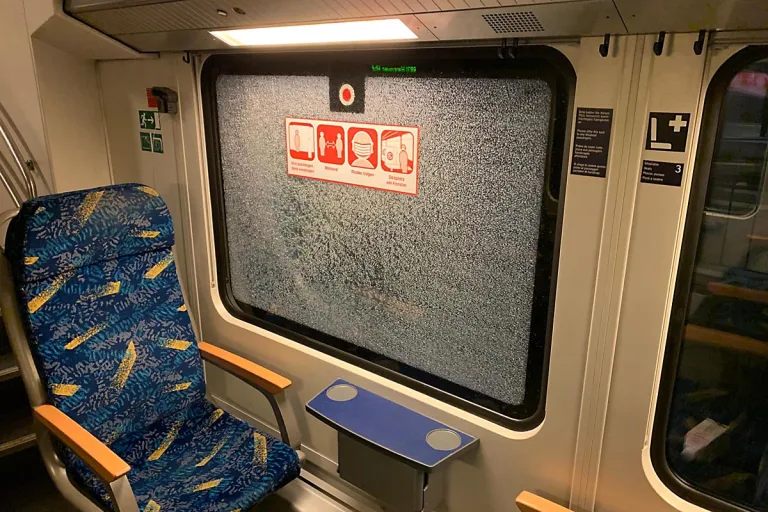 Hamburg - Vandalen zerstören Metro