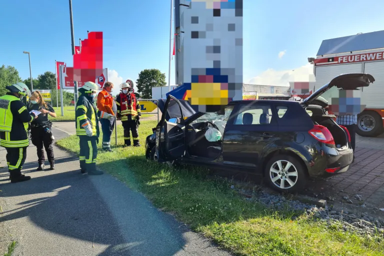 Schiffdorf-Spaden – 18-Jähriger kommt von Fahrbahn ab und kollidiert mit Werbetafel