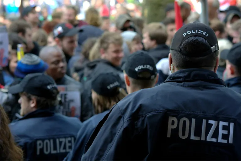 Berlin - Vier Polizeibeamte verletzt