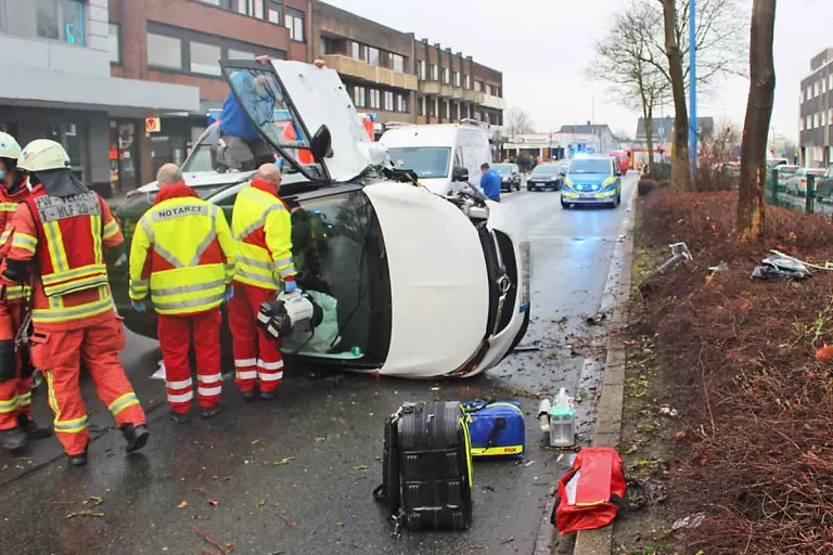 Velbert - Nach schwerem Unfall im Auto gefangen