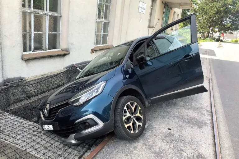 Netstal GL - Auto endet in misslicher Lage