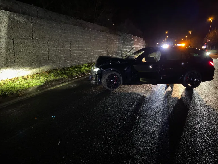 Muttenz BL – BMW gerät ins Schleudern und kollidiert mit Steinkorb-Mauer
