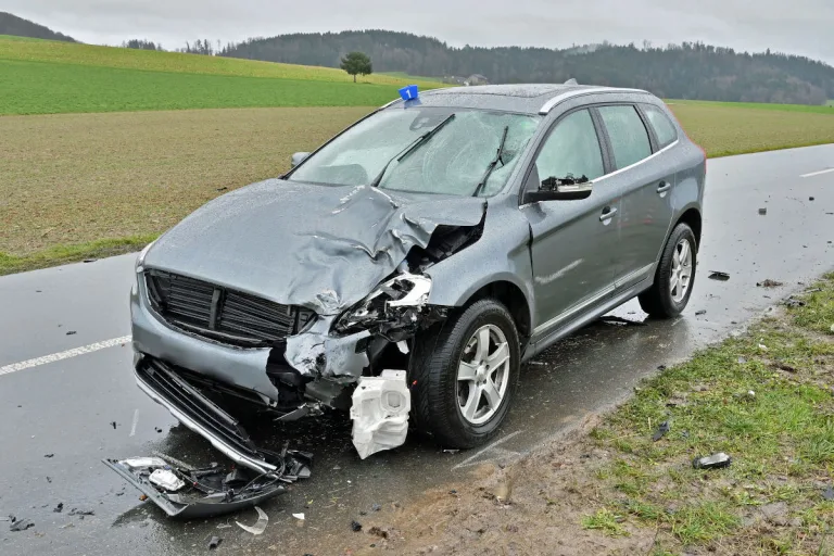 Altbüron LU – Motorradfahrer bei Frontalkollision lebensbedrohlich verletzt