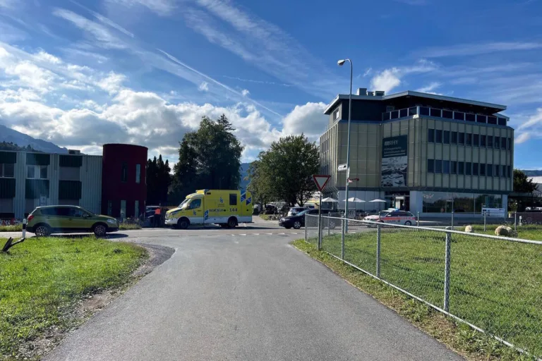 Oberriet SG - Velofahrerin mit Lieferwagen zusammengestossen