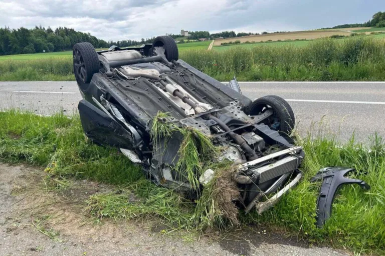 Lupfig AG - Heftige Kollision mit Traktor - Auto überschlägt sich 