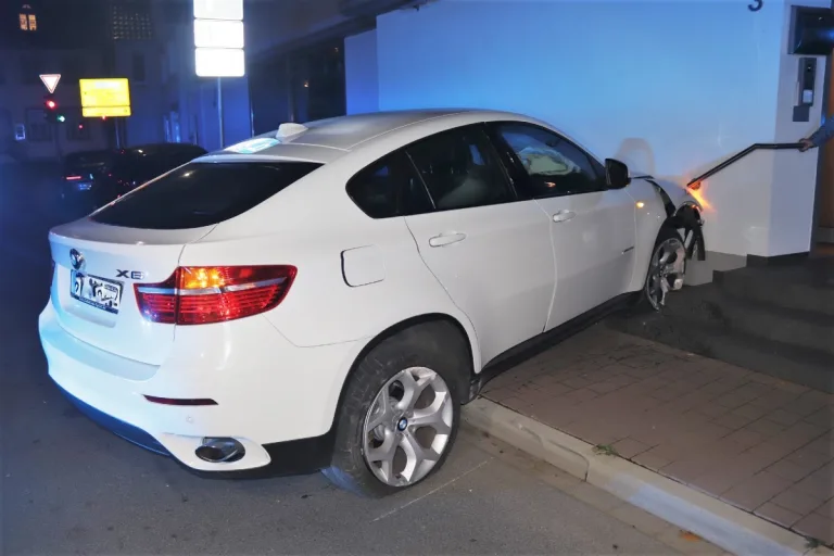 Beverungen - BMW schleudert gegen Treppe und Hauswand