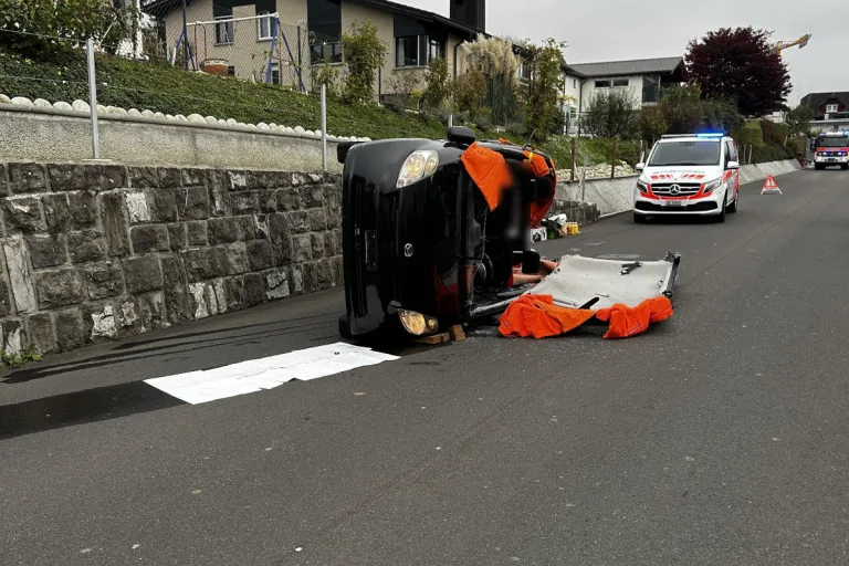 Schwyz SZ – Person bei Selbstkollision verletzt