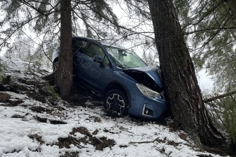 Unfall in Davos Wiesen GR - Böschung hinuntergestürzt