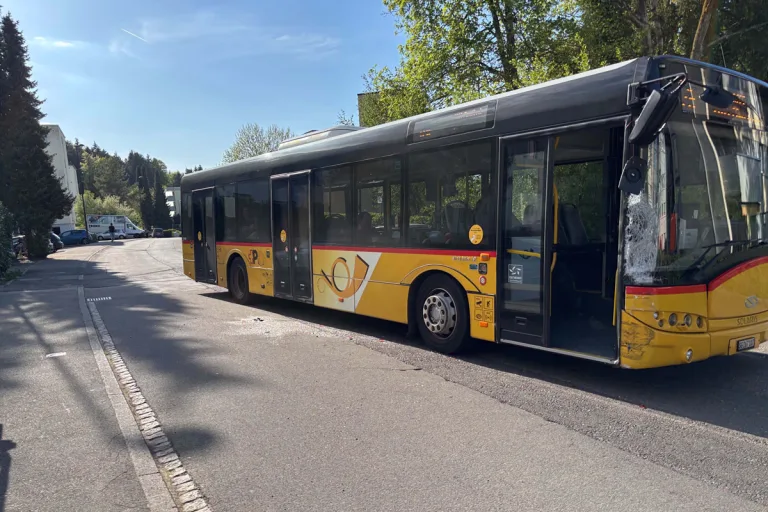 Uzwil SG – Alkoholisierter Lenker prallt in Postauto