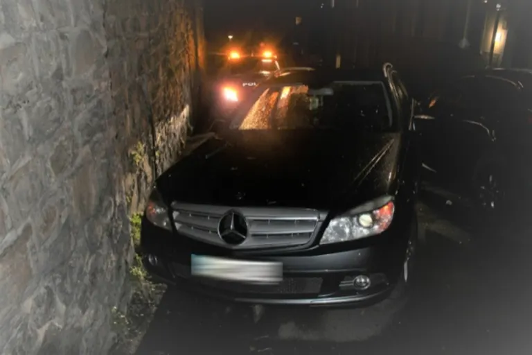 Hagen-Altenhagen – Mercedes bleibt bei Unfall stecken