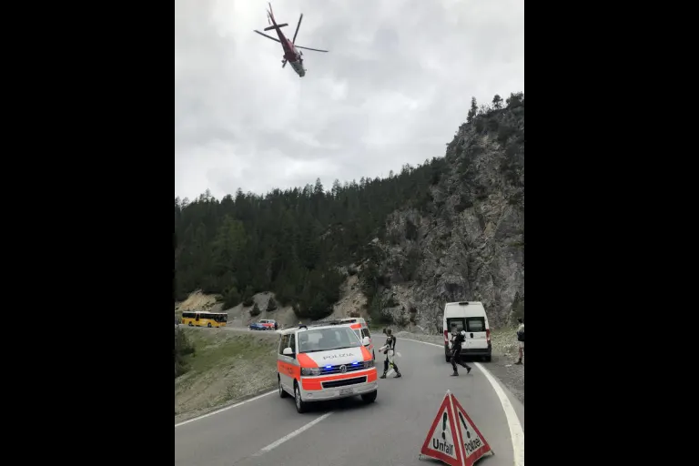Ofenpass GR – Motorradfahrer stürzt steile Böschung hinunter