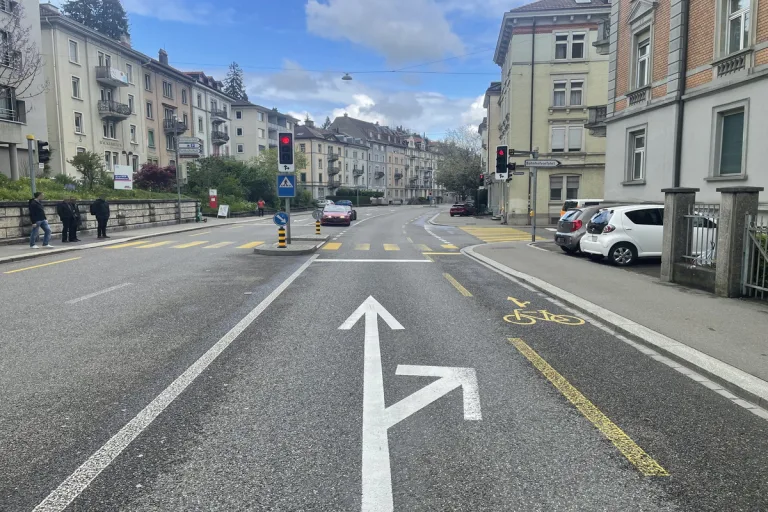 St. Gallen - Handy am Steuer verursacht Auffahrkollision 