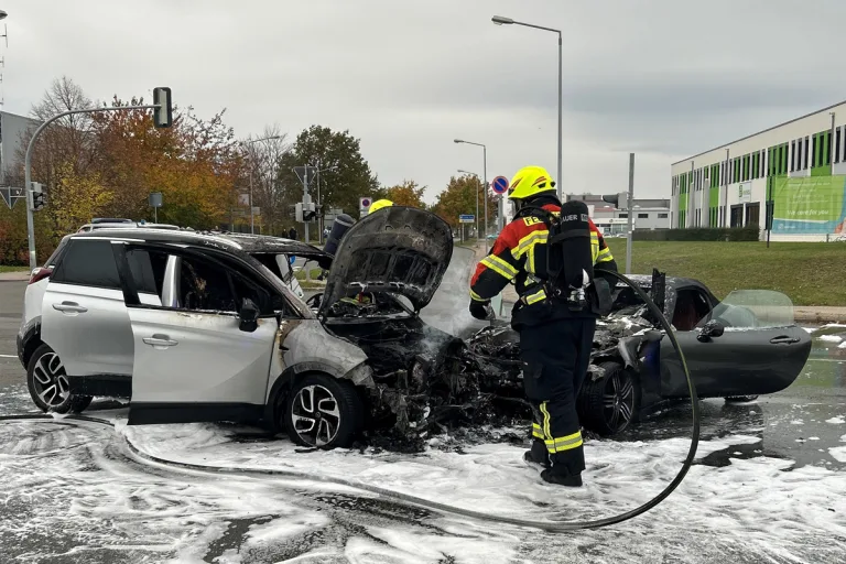Arnstadt TH – Schwerer Unfall mit zwei Autos löst Fahrzeugbrand aus