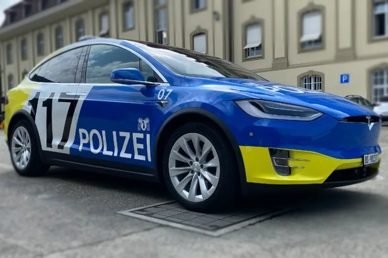Stadt Basel - Dunkler Personenwagen fährt Fussgängerin auf dem Trottoir um und haut ab!
