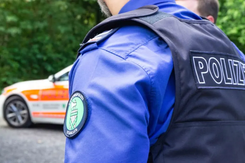  Walenstadt SG - 15-jähriger Velofahrer prallt in Auto