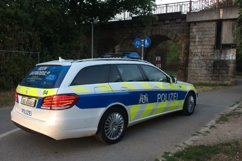 Stadt Basel - Smart verunfallt und fährt danach einfach weiter