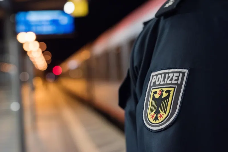 Braunschweig – Reisende retten 22-Jährigen aus Gleisbereich