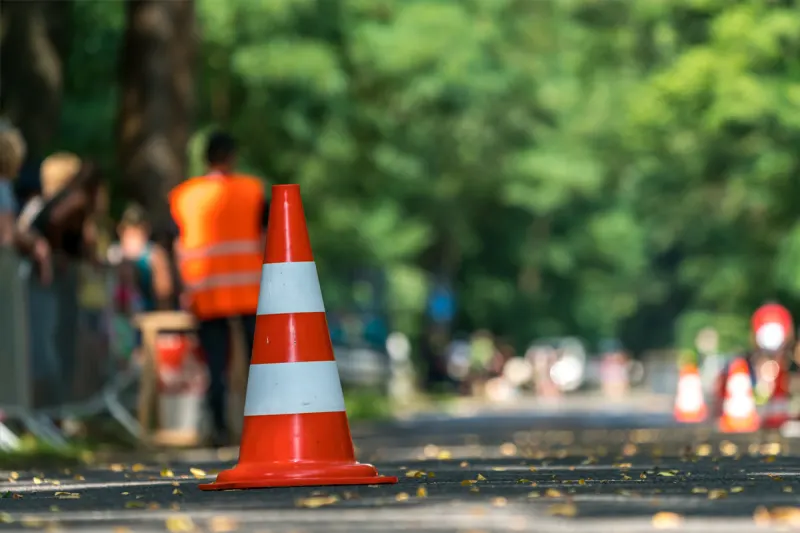 Unfall in Wettmannstätten ST – Lenker schleudert gegen Lärmschutzwand