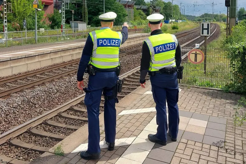 Bremen HB – Sitzender Mann auf Bahnsteigkante verursacht Nothalt von Zug