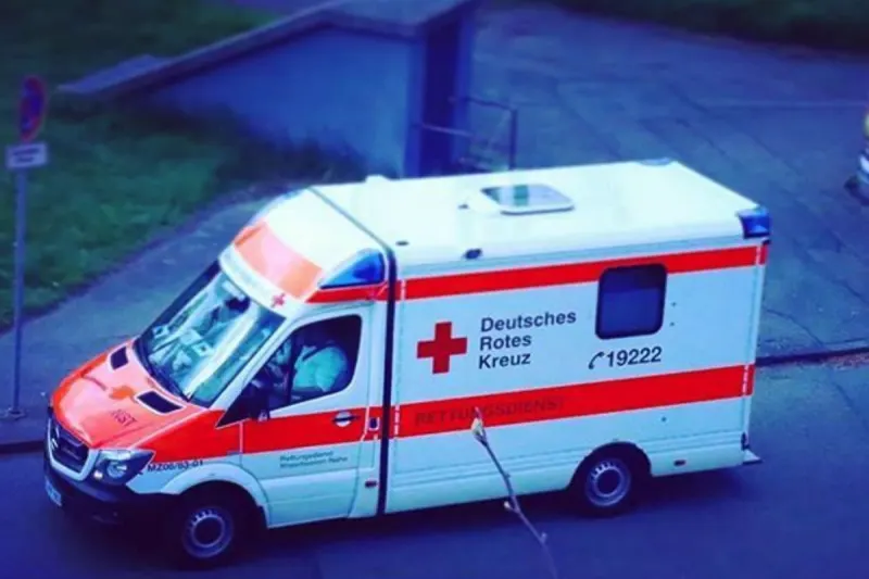A44 Bedburg – Pkw prallt gegen Sattelzug