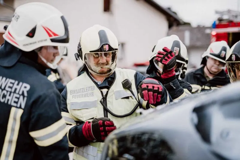 Bodensdorf - Kehrmaschine von Zug erfasst - Fahrer tot!