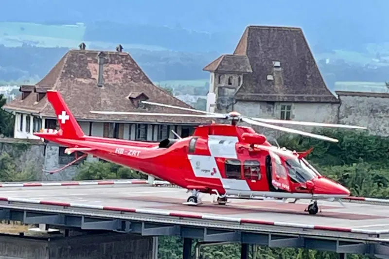 Farnern BE – Motorradfahrer und Sozia verletzt bei Kollision mit Auto