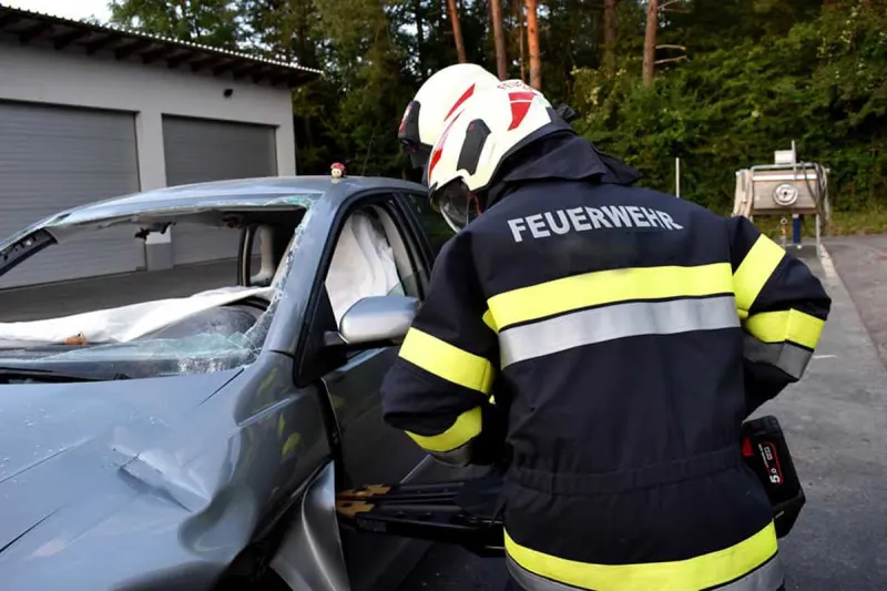Nötsch - 34-jähriger Autofahrer kracht frontal gegen Hausmauer