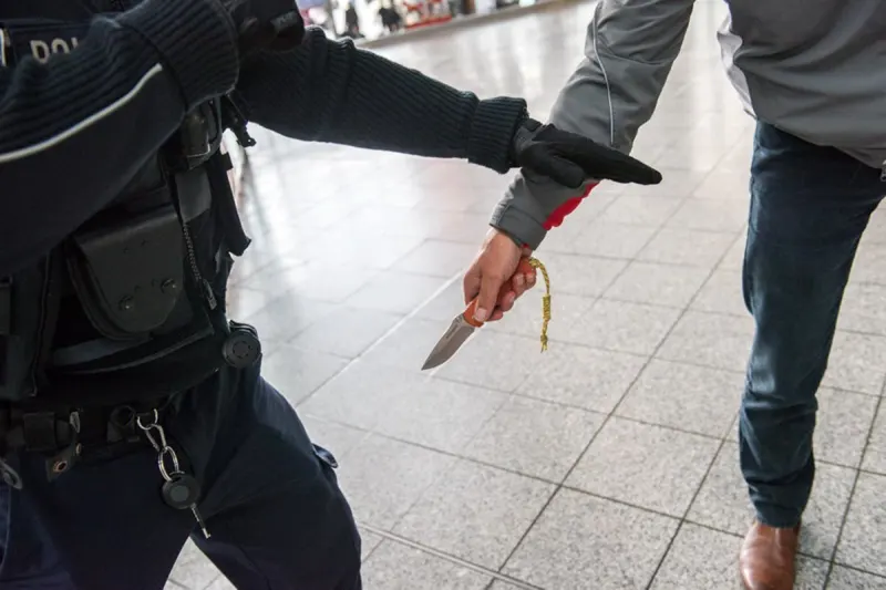 Königslutter - Polizeibeamte mit Messer bedroht