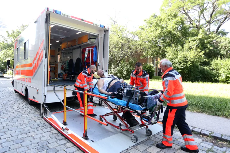 Arbeitsunfall in Flattach -  Arbeiter von Baggerschaufel verletzt