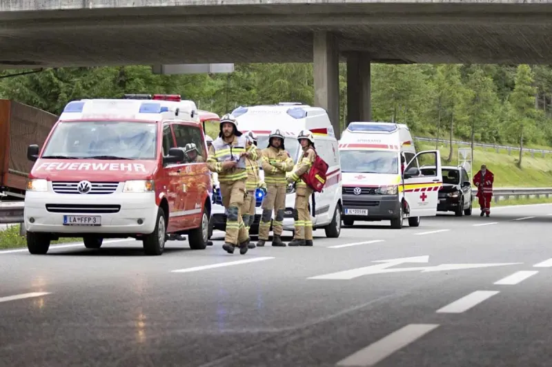 Mariasdorf - Frau durch Kind abgelenkt und fuhr auf Motorradfahrer auf