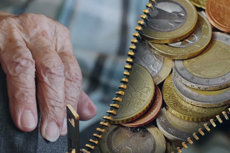 Bezirk Rohrbach - Betrügerin lockte sehr betagten und kranken Pensionist tausende Euro heraus!